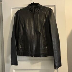 Wilsons Leather Size S Women’s black zip up jacket with low collar. Fully lined.
